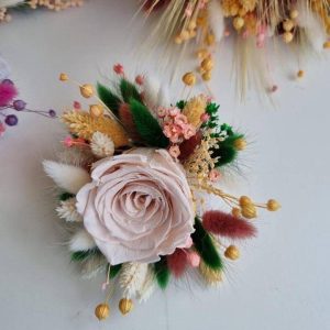 WhatsApp Image 2024-07-29 at 19.23.28 Cocarde pentru Nuntă cu Trandafiri și Flori Criogenate