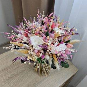 Buchet Elegant cu Trandafiri Criogenați Roz și Detalii de Lux