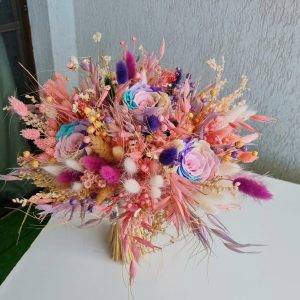 Buchet Elegant cu Trandafiri Criogenați și Ornamente Aurii
