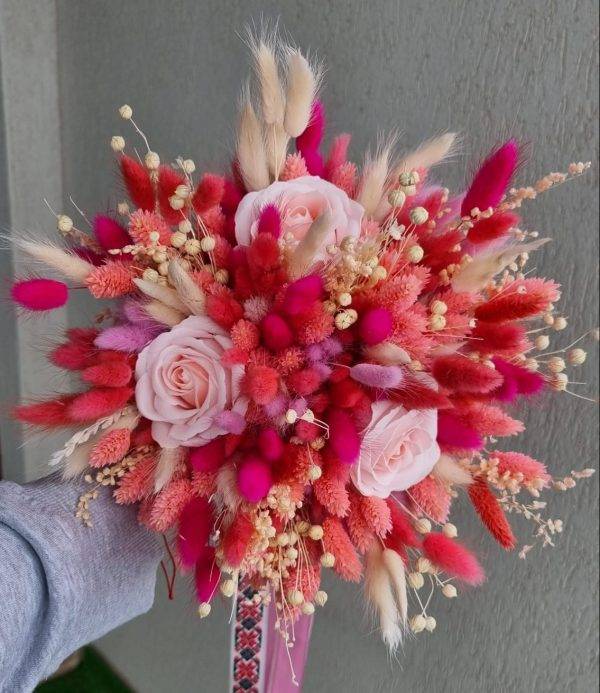 Buchet Elegant cu Trandafiri de Sapun și Plante Stabilitate.