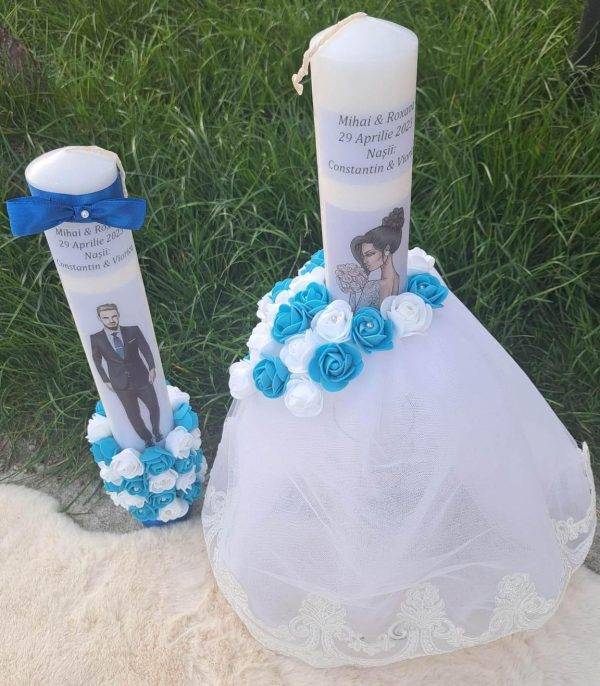 Imagine WhatsApp 2024-09-27 la 19.35.56_a4191067 Set 2 Lumânări Clasice pentru Nuntă – Personalizate cu Nume și Dată,40 cm Cu Trandafiri Artificiali Diverse Culori
