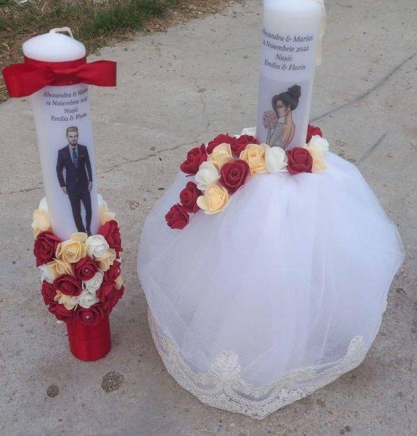 Imagine WhatsApp 2024-09-27 la 19.35.57_6aae0cc3 Set 2 Lumânări Clasice pentru Nuntă – Personalizate cu Nume și Dată,40 cm Cu Trandafiri Artificiali Diverse Culori