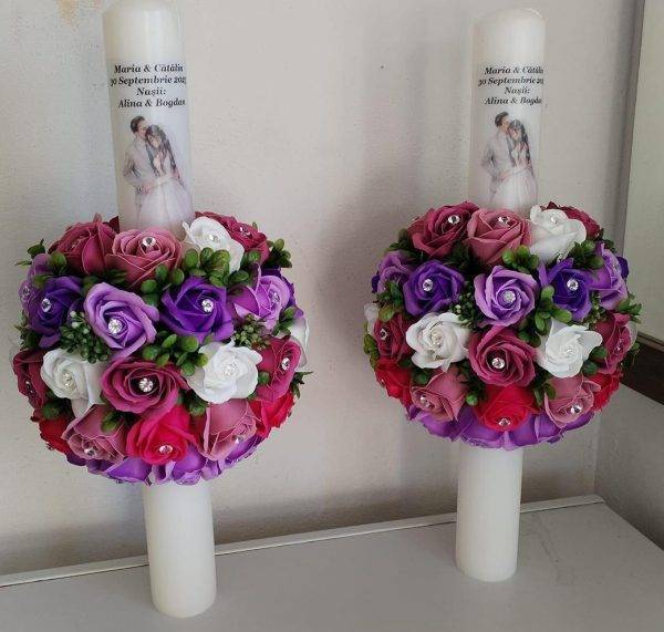 Imagine WhatsApp 2024-09-27 la 19.38.37_e45a4b77 Set 2 Lumânări Personalizate ,50 cm Cu Trandafiri Artificiali.