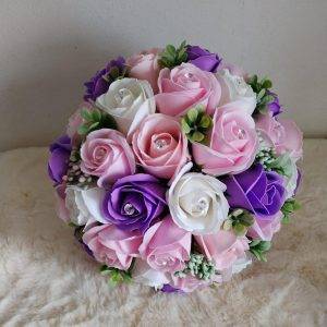 Imagine WhatsApp 2024-09-27 la 19.42.38_af48353b Buchet de Mireasă Mare cu Flori Roz si Mov, Perle si Strasuri!