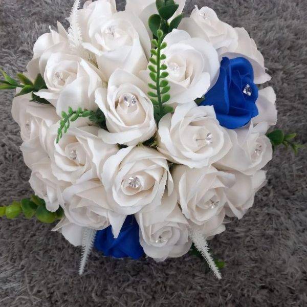 Imagine WhatsApp 2024-09-27 la 19.42.39_6e120960 Buchet de Mireasă Mare cu Trandafiri Albi si Albastri ,Artificiali