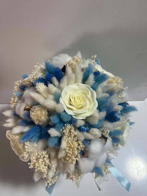 Buchet de Mireasă cu Tranafiri Criogenati Albi si Flori Uscate Baby Blue!