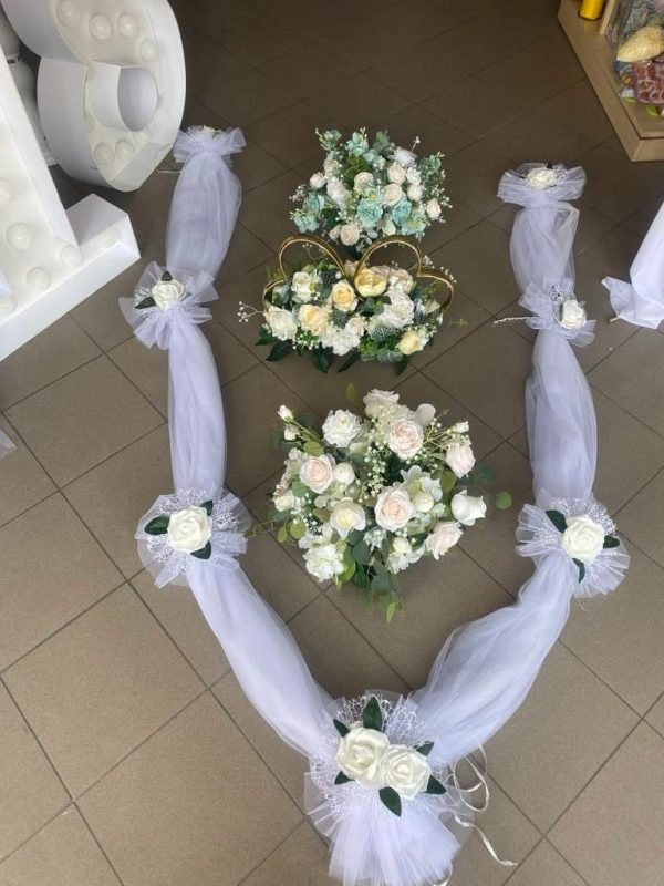 Ornament Masini cu Trandafiri Albi si Plante Artificiale cu Ventuza si Tul Alb!