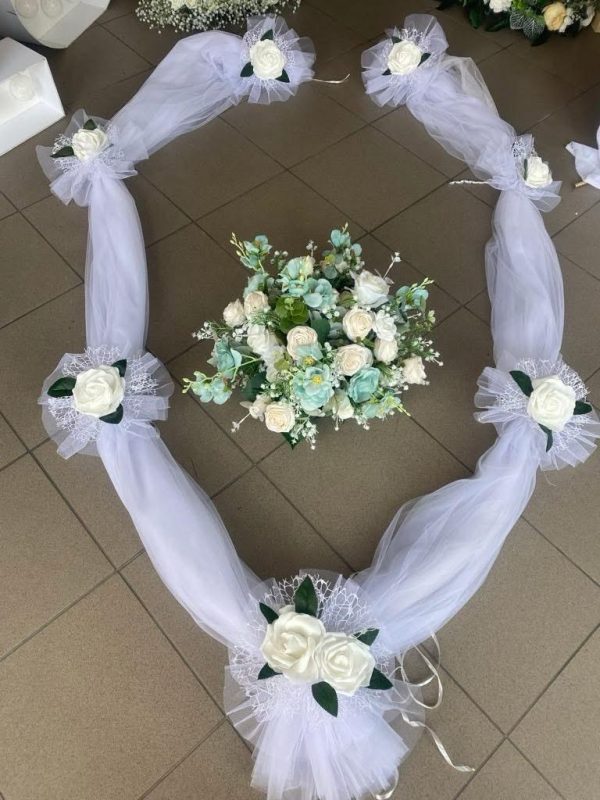 Ornament Masini cu Trandafiri Albi/Turcoaz si Plante Artificiale cu Ventuza si Tul Alb!