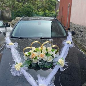WhatsApp Image 2026-09-04 at 16.47.54 Ornament Masini cu Trandafiri Albi cu Ventuza,Tul Alb+Cos Flori cu Ventuza!