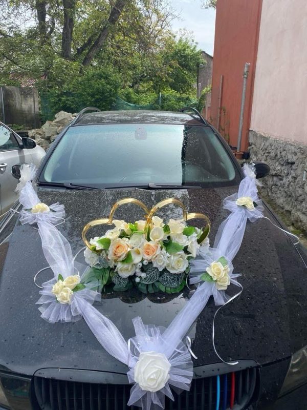 Ornament Masini cu Trandafiri Albi cu Ventuza,Tul Alb+Cos Flori cu Ventuza!